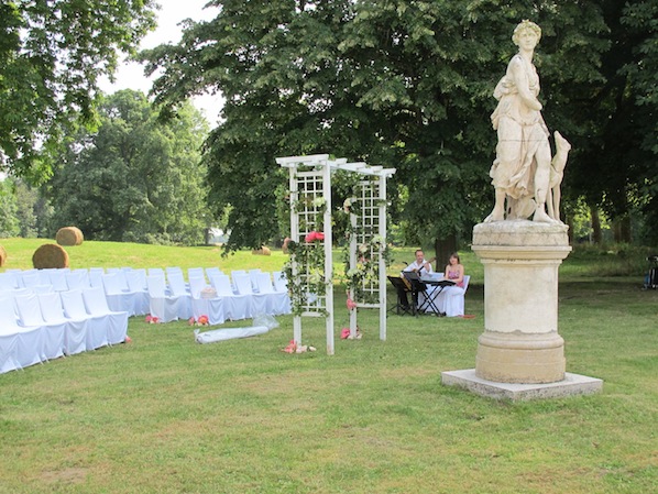 outdoor ceremony with arch and chair sashes_Risa_598x449